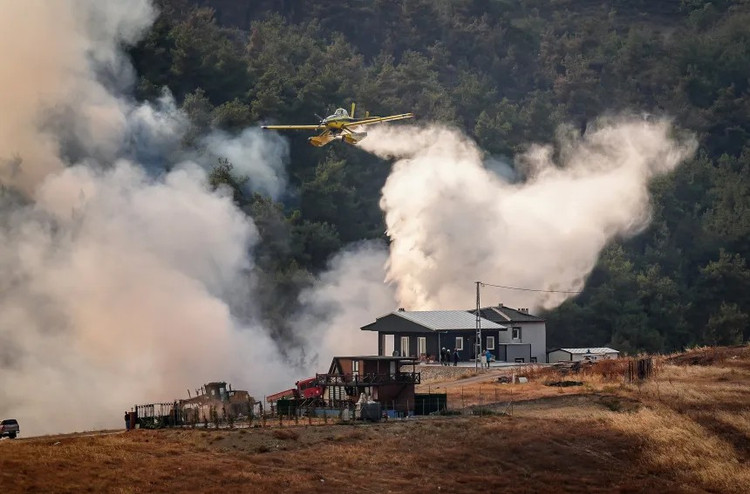 Aircraft participate in fighting forest fires in Orhaneli, Bursa, Türkiye. Photo: Anadolu. chay2.png