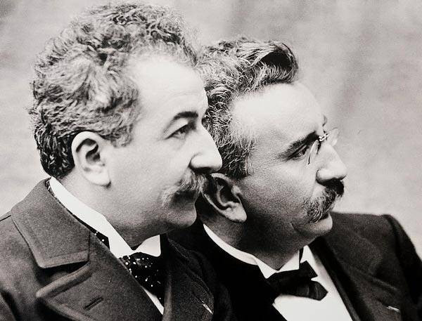 リュミエール兄弟のシネマトグラフの発明により、1895年にパリのグラン・カフェで世界初の映画上映が行われました。写真: Biography4u。 phap4.png