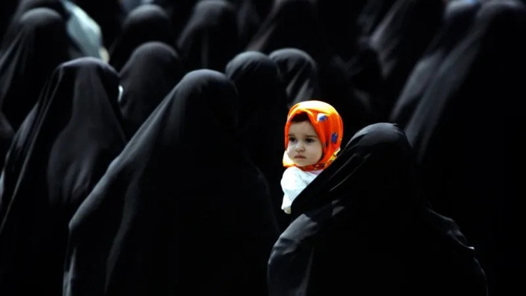 Cuộc tuần hành ủng hộ khăn trùm đầu ở Tehran năm 2006. iran11.png