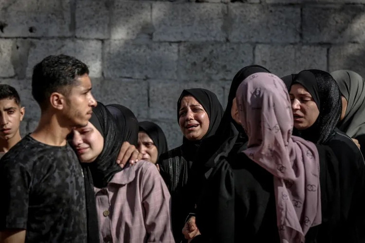 أقارب الفلسطينيين الذين قتلوا في غارة جوية إسرائيلية بطائرة بدون طيار على مستشفى الأهلي العربي في حالة حزن وهم ينتظرون استلام جثث أحبائهم التي يتم إخراجها من مشرحة المستشفى لدفنها في مدينة غزة في 17 أغسطس 2025. تصوير: الأناضول. gazaa.png