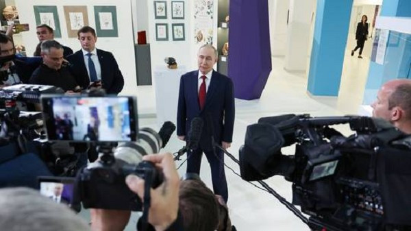 Tổng thống Nga Vladimir Putin phát biểu trước các phóng viên tại Trung tâm Giáo dục Sirius sau cuộc điện đàm với Tổng thống Mỹ Donald Trump. Ảnh: Sputnik. putin2.png