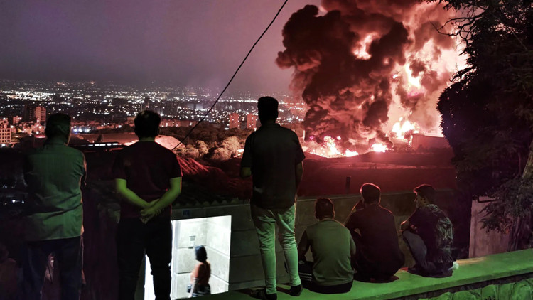 Khói lửa bốc lên sau cuộc tấn công của Israel nhằm vào kho dầu Shahran tại Tehran, Iran, vào ngày 15/6/2025. Ảnh: Stringer/Getty. trump2.png