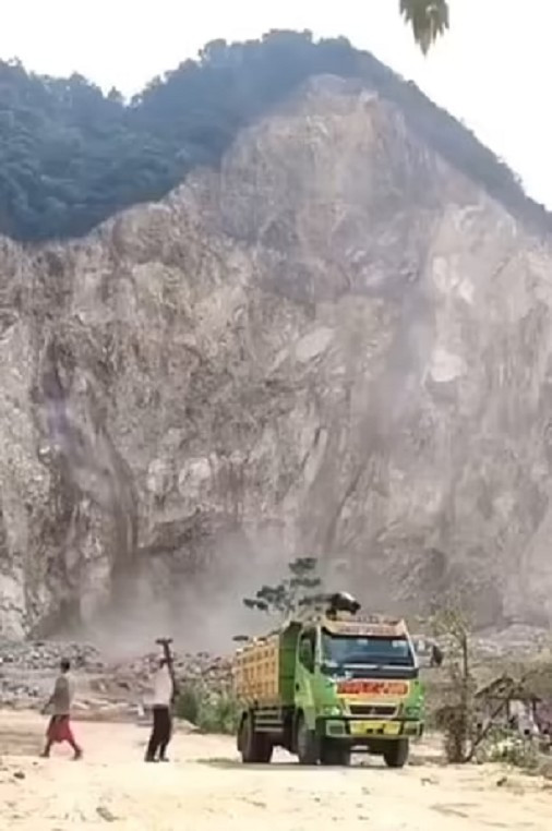 Đoạn video ghi lại sự việc cho thấy toàn bộ sườn núi đá sụp xuống cùng một lúc, tạo thành dòng lũ đất đá đổ về phía chân dốc. Ảnh: DM. lo3.png