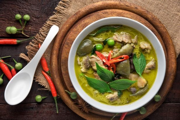 Cà ri xanh Thái là món ăn mang hương vị đặc trưng của Thái Lan với nước cà ri có màu xanh đặc trưng từ lá chanh, lá riềng và ớt. Món ăn này thường được chế biến với thịt gà, bò hoặc hải sản, kèm với rau củ tươi. Sự kết hợp giữa vị cay nồng, ngọt và béo của nước cốt dừa tạo nên một món ăn vô cùng hấp dẫn. Ảnh cookpad