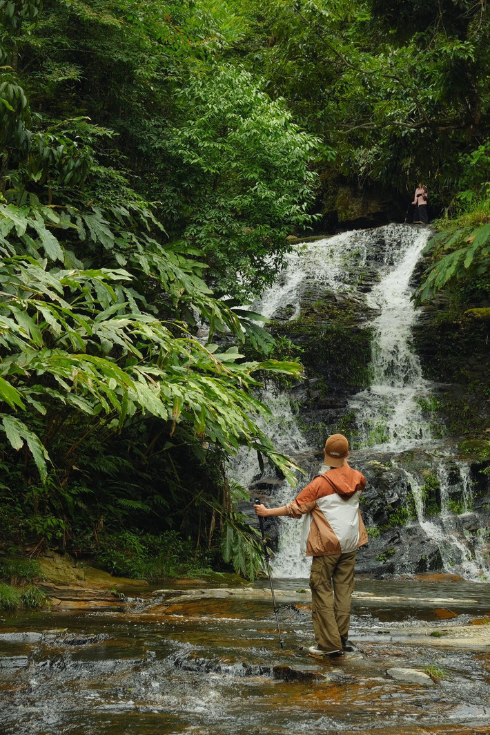 Trekking Y Tý mùa hè không đơn thuần là một chuyến đi bộ đường dài. Đó là hành trình khám phá vẻ đẹp nguyên sơ của đất trời Tây Bắc, tìm lại sự yên tĩnh trong tâm hồn, kết nối với con người và văn hóa bản địa. Có lẽ chính bởi những điều dung dị và chân thực ấy mà Y Tý khiến bao du khách mê mẩn, một lần đến là một lần nhớ mãi không quên. Ảnh Phạm Quang Tuyên
