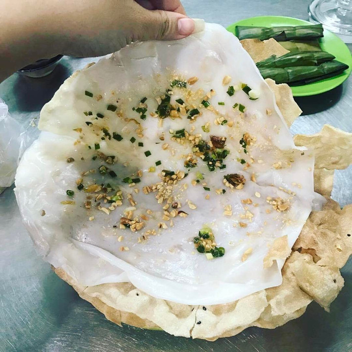 Chỉ từ những nguyên liệu đơn giản như bánh tráng nướng, bánh ướt và chút mắm nêm đậm đà, món ăn này đã trở thành biểu tượng ẩm thực đường phố của các tỉnh như Quảng Nam, Quảng Ngãi, Đà Nẵng, thu hút không ít thực khách trong và ngoài nước. Ảnh amthuc