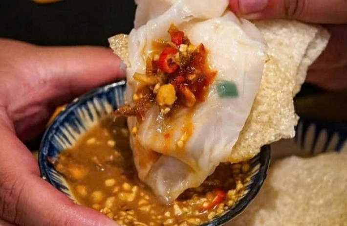 Ngoài ra, ở Đà Nẵng, bánh tráng đập thường được bán kèm với bánh bèo, lọc, nậm trong các quán bình dân hay khu chợ Cồn, chợ Hàn. Quảng Ngãi và Huế cũng có phiên bản riêng với phần bánh mắm nêm đậm đà hơn, hợp khẩu vị người địa phương. Ảnh Internet