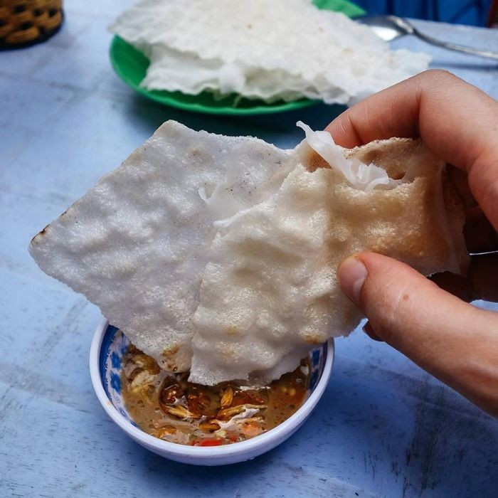Dù có mặt ở nhiều tỉnh miền Trung, nhưng để thưởng thức bánh tráng đập đúng điệu, du khách nên ghé Hội An (Quảng Nam) – nơi được xem là “thủ phủ” của món ăn này. Tại đây, bánh được làm từ gạo quê xay mịn, nướng ngay tại chỗ, còn mắm nêm thì có công thức riêng, đủ vị mặn – ngọt – cay. Một số quán nổi tiếng như: quán Bà Già (Cẩm Nam), quán bánh tráng đập ven sông Hoài, hoặc các hàng quán trong chợ Hội An. Ảnh amthuc