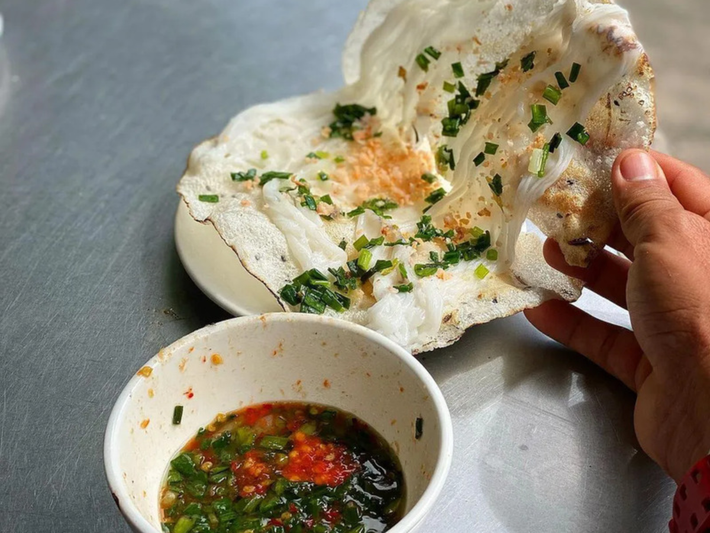 Nếu du khách muốn kết hợp khám phá cảnh đẹp miền Trung và thưởng thức đặc sản như bánh tráng đập, có thể chọn các tour từ những đơn vị uy tín. Saigontourist cung cấp tour Hội An – Đà Nẵng – Huế 4 ngày 3 đêm với giá từ 5.990.000 đồng/người, bao gồm tham quan phố cổ, làng nghề và trải nghiệm ẩm thực đường phố. Vietravel thiết kế tour Đà Nẵng – Bà Nà – Hội An 3 ngày 2 đêm từ 4.500.000 đồng/ngày, nổi bật với bữa tối trong phố cổ và thưởng thức đặc sản miền Trung. Trong khi đó, Du Lịch Việt tổ chức tour Huế – Đà Nẵng – Quảng Nam từ 5.200.000 đồng/người, theo nhóm nhỏ, kèm hướng dẫn viên giới thiệu món ăn địa phương tại mỗi điểm đến. Ảnh Internet