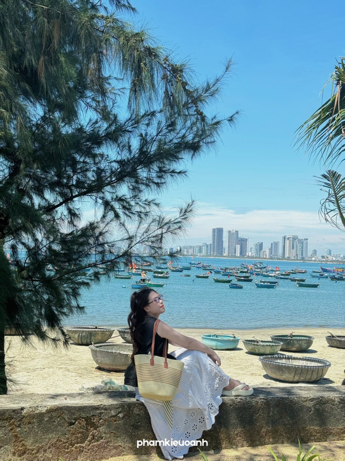 Tiếp đến là bãi biển thuyền thúng Thọ Quang – Vẻ đẹp bình dị, đậm chất miền biển. Nằm gần khu vực Âu thuyền Thọ Quang, bãi biển thuyền thúng là một trong những địa điểm sống ảo mang đậm bản sắc làng chài truyền thống của Đà Nẵng. Không cầu kỳ, hoa mỹ, nơi đây gây ấn tượng bằng chính sự mộc mạc, giản dị với những chiếc thuyền thúng tròn đặc trưng của ngư dân miền Trung nằm ngổn ngang trên bãi cát. Phía sau là dãy núi Sơn Trà xanh thẳm, phía trước là biển trời mênh mông – tất cả tạo nên một bức tranh chân thực và đậm chất đời thường. Ảnh PhamKieuOanh