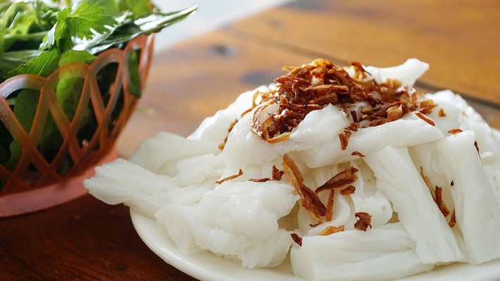 Một món ăn đặc sản không thể thiếu trong danh sách ẩm thực xứ Nghệ là bánh mướt. Được chế biến từ bột gạo nếp, bánh mướt có kết cấu mỏng, mềm mại và dẻo dai, thường được ăn kèm với các món như chả lụa, lạc rang, hành phi và nước mắm chua ngọt. Bánh mướt mang lại cảm giác nhẹ nhàng, dễ ăn và là món ăn phổ biến trong bữa sáng hay những buổi xế chiều ở các làng quê Nghệ An. Ảnh Di Vỹ