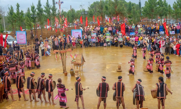 Trong các lễ hội, tiếng cồng chiêng ngân dài, vang vọng núi rừng như sợi dây kết nối quá khứ với hiện tại. Bên bếp lửa nhà sàn, du khách có thể thưởng thức gà nướng, cơm lam, rượu cần – những hương vị mang đậm tinh thần Tây Nguyên. Ảnh Báo Giai Lai