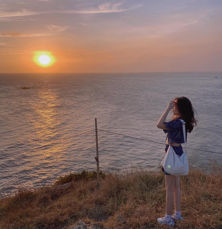 Mùa mưa, thảm cỏ xanh mướt nối tiếp nhau, mang đến cảm giác tươi mới, dễ chịu, rất thích hợp cho những buổi picnic hay chụp ảnh gia đình. Ảnh Nganbella1996