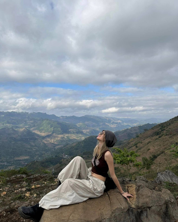 Các công ty như VietMountain Travel, Smile Travel hay Falcon Travel tổ chức tour 2–3 ngày khởi hành từ Hà Nội, kết hợp Hang Táu với nhiều điểm đến nổi tiếng khác như thác Chiềng Khoa, đồi chè Mộc Châu, cầu kính Bạch Long… Trong khi đó, Tâm Long Travel thiết kế tour riêng theo mùa, đưa khách đến Hang Táu vào dịp hoa cải, hoa mận nở trắng rừng, kết hợp trải nghiệm làm món ăn cùng người Mông. Ảnh Nguyễn Đào