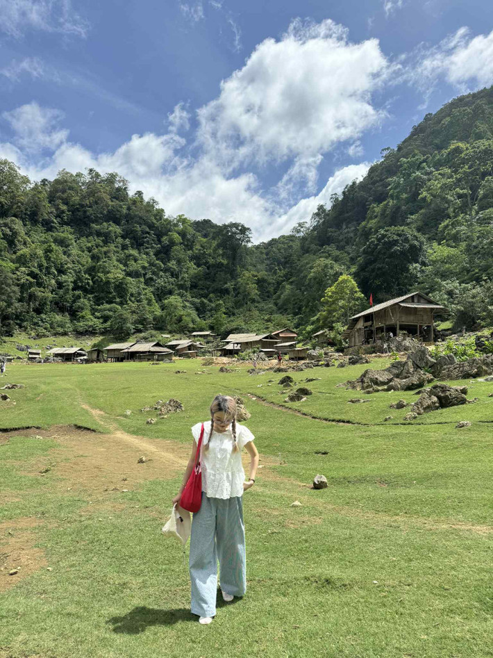 Ngoài tour trọn gói, du khách ưa tự do khám phá cũng có thể đến Hang Táu theo dạng tự túc, với mức chi phí rất tiết kiệm, chỉ khoảng 100.000–200.000 đồng bao gồm phí vào bản và xe ôm từ điểm dừng. Tuy nhiên, cần lưu ý điều kiện đường đất gồ ghề, trơn trượt khi trời mưa, và nên chủ động liên hệ người dân bản trước nếu muốn trải nghiệm ăn uống, thuê trang phục hoặc nghỉ homestay. Ảnh Ba Đứa Mình