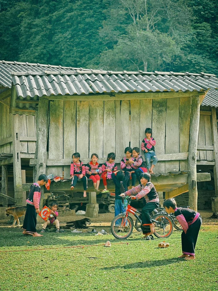 Cư dân Hang Táu là người Mông, sống bằng canh tác, chăn nuôi và nghề thủ công. Họ vẫn giữ những sinh hoạt truyền thống: giã ngô bằng cối đá, nấu ăn bằng bếp củi, dệt vải bằng khung gỗ. Trẻ em chơi đùa bên suối, người lớn đẽo gỗ, rèn dao – tạo nên bức tranh sinh hoạt bình dị, hiếm thấy trong xã hội hiện đại. Ảnh Bùi Quang Thụy