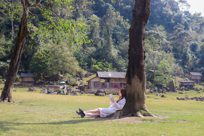 Du khách đến Hang Táu không chỉ được tận hưởng không gian yên tĩnh tuyệt đối mà còn có thể trải nghiệm nhiều hoạt động thú vị như: tản bộ giữa rừng đá, học giã ngô, thử may váy Mông, tắm suối hoặc đơn giản là ngồi bên bậu cửa nhà sàn nhìn mây trôi. Ảnh Bảo Ngân