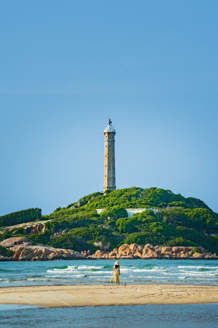 Muốn ra thăm đảo, du khách có thể thuê thuyền hoặc cano từ người dân địa phương với giá từ 50.000 đến 100.000 đồng/người khứ hồi, tùy thời điểm. Thời gian di chuyển ra đảo khá nhanh, chỉ khoảng 5–10 phút, nhưng đủ để cảm nhận không khí mặn mòi của biển cả. Ảnh Nguyễn Hồng Nhật