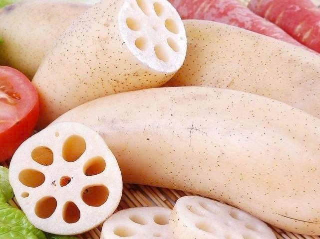 Củ sen 7 lỗ có kích thước to, thịt dày, khi nấu chín thường mềm, bùi và có vị ngọt rõ rệt. Loại này được đánh giá cao khi sử dụng trong các món ăn cần thời gian nấu lâu như hầm, ninh, nấu canh hoặc làm chè. Ảnh Aboluowang
