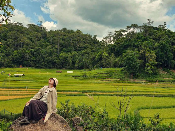 Ẩm thực cũng là một phần không thể thiếu trong hành trình. Những món ăn dân dã như gà nướng lá mắc mật, cá suối nướng đá, măng rừng xào muối ớt hay cơm lam ống nứa đều mang đậm hương vị Tây Nguyên. Đặc biệt, rượu cần làm từ nếp Kon Vơng vừa thơm vừa cay nhẹ, uống chậm sẽ cảm nhận được vị nồng đượm lan trong cổ họng. Ảnh Hoàng Thi Nguyễn