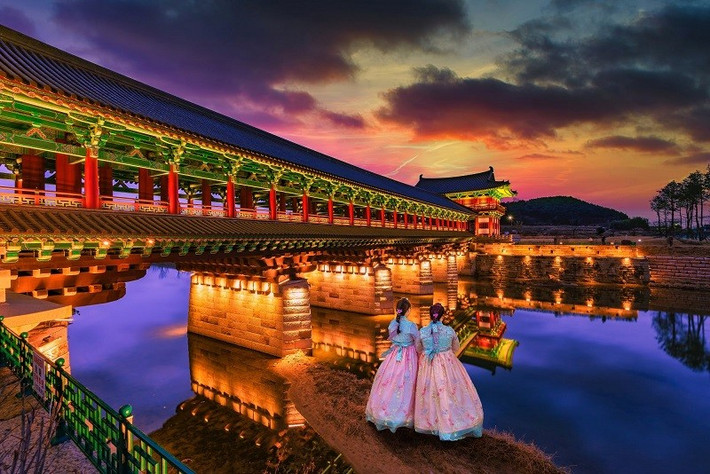 Vào mùa thu, đạp xe quanh Gyeongju trở thành trải nghiệm khó quên. Trên cung đường vòng quanh, bạn sẽ bắt gặp chùa Bulguksa di sản UNESCO nằm giữa rừng lá vàng đỏ, những cánh đồng cỏ hồng bất tận gần đài quan sát Cheomseongdae hay khung cảnh yên bình quanh hồ Bomun. Ảnh MIA
