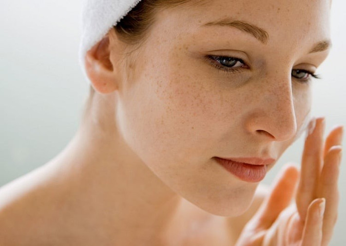 Thói quen dùng khăn chà mặt hoặc massage quá mạnh có thể gây viêm, làm vết nám đậm thêm. Tốt nhất là sử dụng sản phẩm tẩy da chết hóa học dịu nhẹ, đồng thời dưỡng ẩm để da phục hồi. Ảnh minh họa