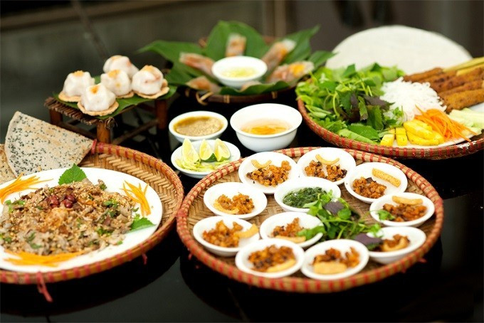 Ẩm thực Huế từ lâu đã nổi tiếng với sự cầu kỳ, tinh tế trong từng món ăn. Từ những món mặn như bún bò, bánh khoái đến những món ngọt như chè Huế, du khách dễ dàng tìm được hương vị đậm đà, khó quên tại những quán ăn bình dân nhưng chuẩn vị. Ảnh MIA