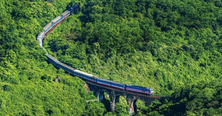 Khởi hành vào buổi sáng từ ga Huế, chuyến tàu SE19 mang theo không khí hoài cổ ngay từ khi đặt chân lên toa du lịch. Không gian bên trong được trang trí theo phong cách Đông Dương với ghế nỉ êm ái, rèm cửa màu trung tính và ánh sáng vàng dịu. Ảnh Traveloka