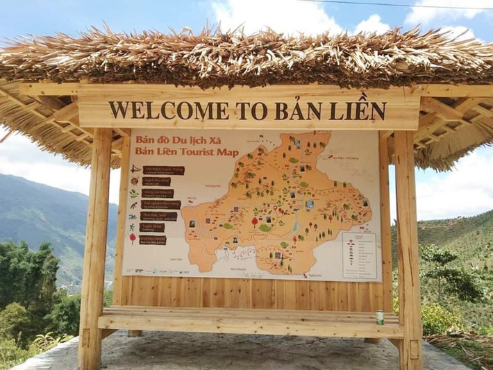 Người dân Bản Liền – chủ yếu là đồng bào Tày và H’Mông – vẫn giữ lối sống truyền thống. Từ cách dựng nhà, trồng chè, dệt váy đến nếp sinh hoạt đều mang đậm bản sắc. Dọc nương chè, dễ bắt gặp hình ảnh các bà, các chị trong trang phục dân tộc thoăn thoắt hái chè Shan Tuyết – loại chè cổ thụ đặc sản nổi bật của vùng cao Bắc Hà, được sao tay thủ công, cho hương vị chát nhẹ, ngọt hậu.Ảnh im.tthuu