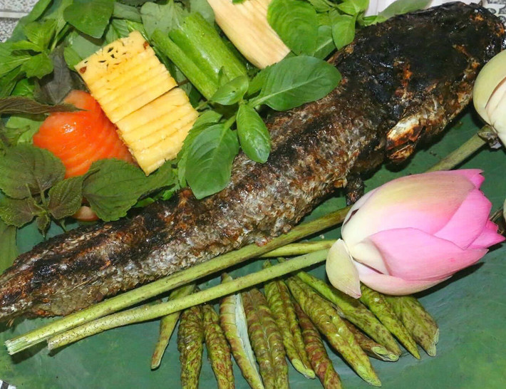 Cùng với lá sen, người dân địa phương thường cuốn cá với bún, rau rừng và các loại rau thơm như húng lủi, diếp cá, ngò gai. Đi kèm là bát mắm me pha chua ngọt, đôi khi thêm đậu phộng rang giã nhỏ, tất cả hòa quyện thành một bản giao hưởng hương vị hài hòa. Ảnh dulichvietnam