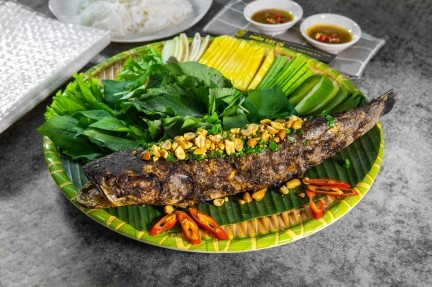 Giản dị nhưng tinh tế, dân dã nhưng đầy tính bản địa, cá lóc nướng trui cuốn lá sen non đã và đang trở thành một biểu tượng ẩm thực gắn liền với hình ảnh đất sen hồng Đồng Tháp. Ảnh dulichvietnam