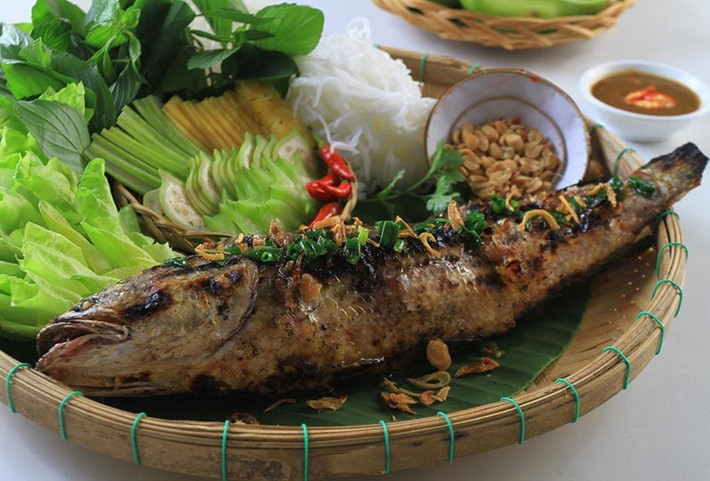 Điểm đặc biệt tạo nên dấu ấn riêng cho món ăn ở Đồng Tháp chính là cách dùng lá sen non để cuốn cá. Lá sen non được hái vào buổi sáng sớm, khi còn giữ được độ mềm và hương thơm nhẹ. Loại lá này có vị chát nhẹ, giúp cân bằng vị béo của cá, đồng thời mang lại cảm giác tươi mát, thanh sạch cho thực khách. Ảnh amthuc