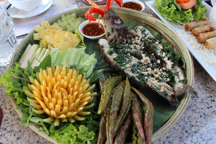 Tại các điểm du lịch sinh thái như Đồng Sen Tháp Mười, khu du lịch Gáo Giồng hay làng bè Sa Đéc, món cá lóc nướng trui cuốn lá sen non không chỉ là một món ăn mà còn là một phần trải nghiệm văn hóa. Ảnh dulichvietnam