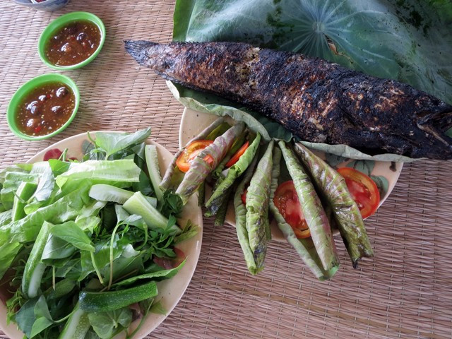 Không cầu kỳ trong chế biến, không nhiều nguyên liệu phức tạp, cá lóc nướng trui cuốn lá sen non vẫn khiến bao thực khách say mê nhờ vào sự mộc mạc và đậm đà bản sắc miền Tây. Ảnh amthuc