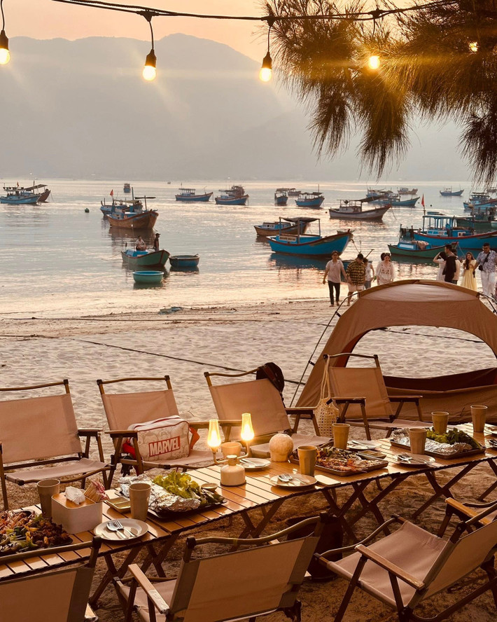 Trong khi đó, tour trọn gói lại là lựa chọn an toàn cho những ai ưu tiên sự tiện lợi và không muốn lo nghĩ quá nhiều. Các công ty du lịch như Vietravel, Fiditour, Saigontourist… đều cung cấp tour nghỉ dưỡng Ninh Vân với lịch trình 2 đến 4 ngày, khởi hành từ TP.HCM, Hà Nội hoặc Đà Nẵng. Giá tour dao động từ 4.900.000 đồng/người với các lựa chọn resort 3-4 sao, đến hơn 15.000.000 đồng/người với gói nghỉ dưỡng tại khu 5 sao có bao gồm spa, lặn biển, chèo kayak… Ảnh Minh Tâm