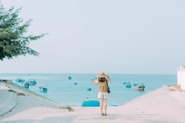 Dù cùng chung một vịnh biển, nhưng mỗi khu nghỉ dưỡng ở Ninh Vân lại có phong cách riêng biệt. Six Senses Ninh Van Bay là lựa chọn hàng đầu cho giới thượng lưu với thiết kế sang trọng, đậm chất thiên nhiên và dịch vụ 5 sao đẳng cấp. L’Alya Ninh Van Bay lại hút khách bởi kiến trúc giao hòa giữa gỗ và đá, tạo cảm giác thân thiện và thư thái. Còn An Lam Retreats mang hơi thở Á Đông với không gian xanh mát và nhiều hoạt động trải nghiệm thiền, yoga, chèo SUP...