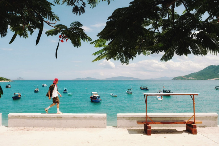 Không náo nhiệt như trung tâm Nha Trang hay đông đúc như Bãi Dài – Cam Ranh, vịnh Ninh Vân (tỉnh Khánh Hòa) lặng lẽ ghi dấu trong lòng du khách bởi vẻ đẹp nguyên sơ và cảm giác tách biệt hoàn toàn với thế giới ồn ào bên ngoài. Những năm gần đây, nơi này trở thành điểm đến lý tưởng cho những ai đang tìm kiếm một kỳ nghỉ dưỡng đúng nghĩa, giữa không gian xanh mát, biển trong và gió lành. Nhưng để có trải nghiệm trọn vẹn tại vịnh biển đẹp mê mẩn này, nên chọn tour trọn gói hay đi tự túc? Ảnh Tuyên Parafu