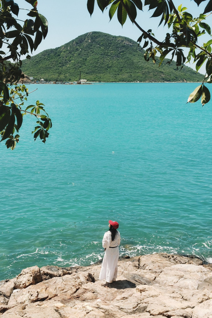 Chị Nguyễn Thị Minh Trang (TP HCM), người từng trải nghiệm chuyến đi 3 ngày 2 đêm tại Ninh Vân, chia sẻ: “Chuyến đi rất đáng giá, phong cảnh đẹp không thua Maldives. Tuy nhiên, lúc tự đặt xe rồi đến bến tàu, tôi mới biết không phải lúc nào cũng có thuyền đón sẵn. May mắn là resort linh động hỗ trợ, nhưng nếu không quen đi kiểu này thì dễ rơi vào tình huống bị động”. Ảnh Tuyên Parafu