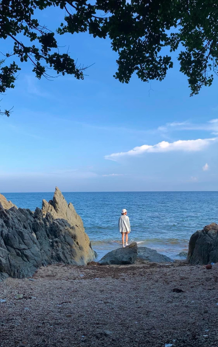 Không gian ở Ghềnh Bàng yên tĩnh đến lạ. Chỉ cần đứng lặng vài phút, du khách có thể cảm nhận rõ từng cơn gió biển mát rượi lướt qua da, tiếng sóng vỗ rì rào dưới chân đá và hương mặn mòi của biển cả. Ảnh Miêu Miêu