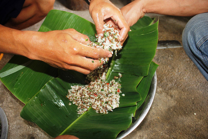 Cá gỏi kiến vàng không xuất hiện thường xuyên trong bữa ăn hàng ngày mà thường được làm vào dịp Tết, lễ hội hoặc khi nhà có khách quý. Đó không chỉ là món ngon mà còn là sự thể hiện tình cảm và lòng hiếu khách của người Rơ Măm. Ảnh danviet