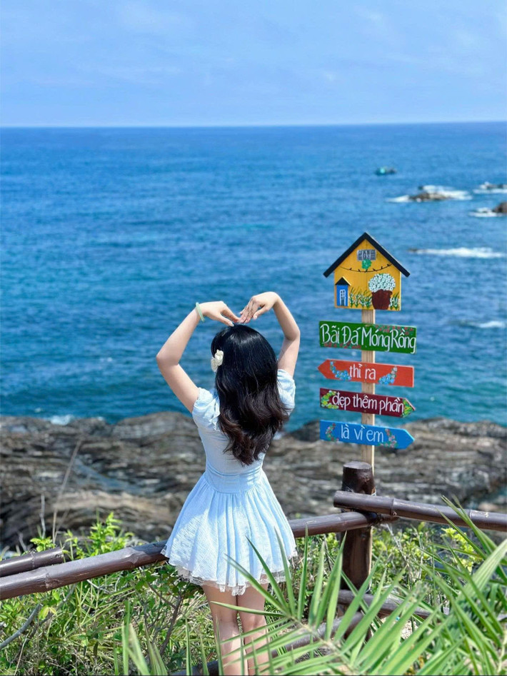 Một số công ty lữ hành uy tín được nhiều du khách lựa chọn khi đi Cô Tô có thể kể đến như BestPrice, Saigontourist, Lữ hành Fiditour - Vietluxtour, hay Đất Việt Tour. Các đơn vị này không chỉ tổ chức tour ghép đoàn định kỳ mà còn nhận thiết kế tour riêng theo yêu cầu của gia đình, nhóm bạn hoặc cơ quan. Ngoài ra, nhiều công ty nhỏ tại Hà Nội như Tour Pro, Khát Vọng Việt, hay Lữ hành Việt Today cũng có các gói tour Cô Tô giá hợp lý, phục vụ tốt và linh hoạt theo lịch trình khách mong muốn. Ảnh Internet