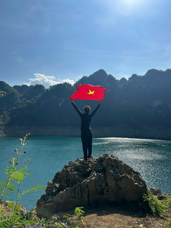 Trekking Hồ Mắt Ngọc không phải chuyến đi ồn ào. Nhưng chính sự bình yên tuyệt đối đó lại khiến nơi này trở nên đặc biệt, như một viên ngọc được cất giấu giữa đại ngàn, chỉ dành cho những ai thật sự muốn tìm – và thật sự biết lặng im để lắng nghe. Ảnh Trang Pham