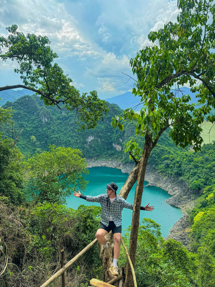 Từ đây, chặng trekking thực sự bắt đầu: khoảng 4–5 tiếng đi bộ xuyên rừng, qua những lối mòn nhỏ, men theo triền dốc, lội suối và băng qua các khu rừng rậm rạp. Không phải cung đường “khó nhằn” như Tà Năng – Phan Dũng, nhưng cũng đủ khiến người đi phải thấm mệt nếu không chuẩn bị kỹ thể lực và hành trang. Ảnh Trương Đình Minh