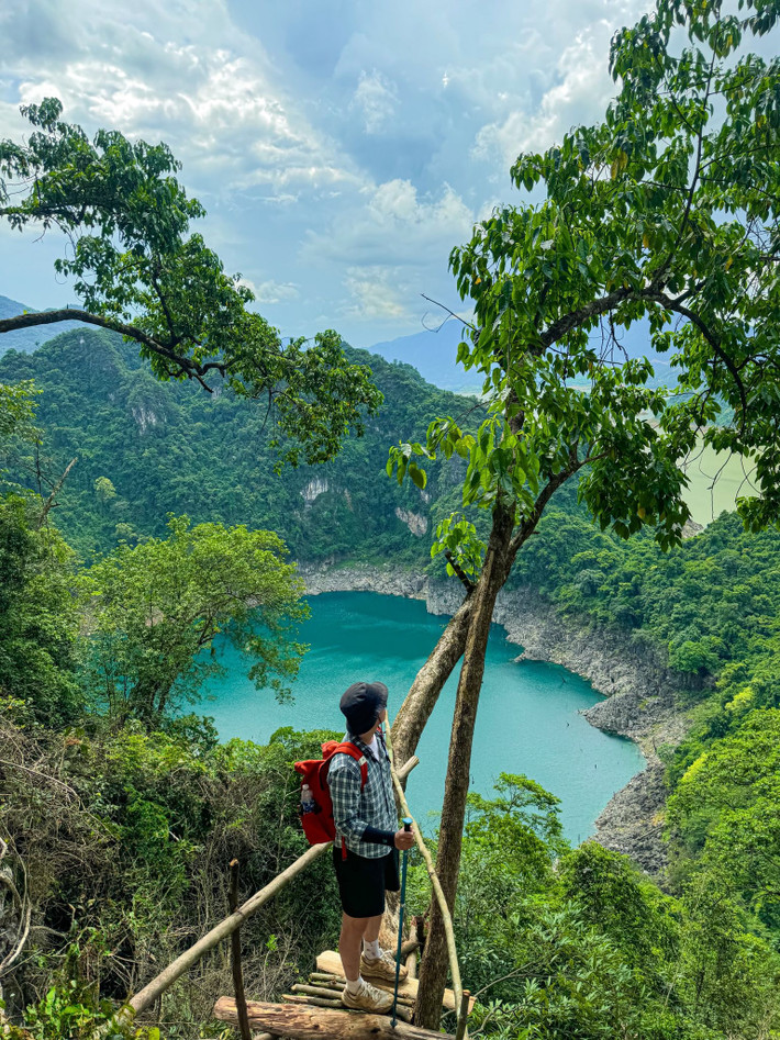 Vào buổi sáng sớm, sương mù nhẹ giăng trên mặt hồ, phản chiếu ánh mặt trời mờ ảo như chốn bồng lai. Đến trưa, nước hồ chuyển sắc lung linh, bầu trời và rừng núi soi bóng tạo thành khung cảnh thơ mộng hiếm thấy. Ảnh Trương Đình Minh