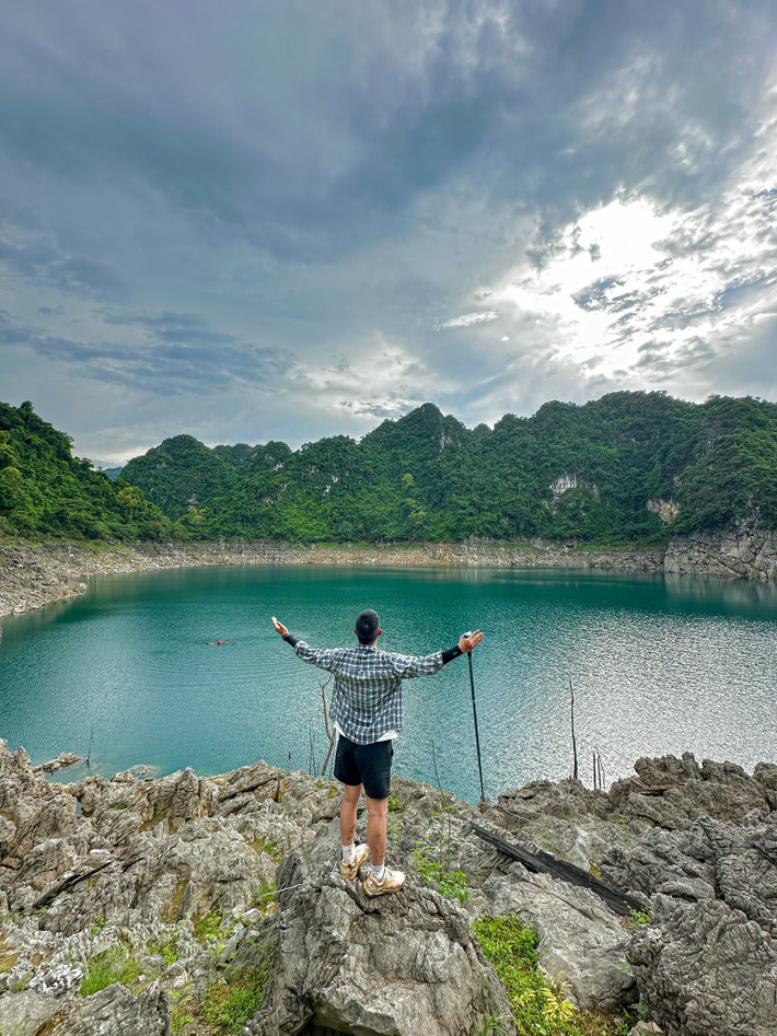 Không giống những điểm du lịch đông đúc, Hồ Mắt Ngọc không dành cho số đông. Đây là nơi dành cho những ai muốn “trốn” khỏi thành phố, rời xa công nghệ, để sống chậm lại, lắng nghe thiên nhiên và… chính mình. Mỗi bước chân đến đây là một hành trình thanh lọc cảm xúc, một trải nghiệm trở về với bản năng tự nhiên – nơi không có gì ngoài rừng, núi, mây và mặt hồ xanh biếc nằm yên giữa tĩnh lặng. Ảnh Trương Đình Minh