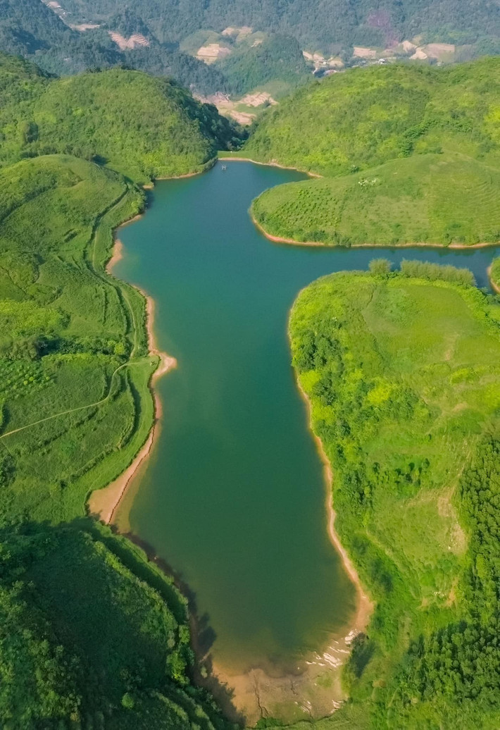 Cách trung tâm Hà Nội khoảng 130 km, hồ Sam Tạng nằm ở huyện Thanh Sơn, tỉnh Phú Thọ, thuộc khu vực rừng núi hùng vĩ. Khác biệt với các khu du lịch phát triển, hồ Sam Tạng vẫn giữ được sự hoang sơ, tĩnh lặng và mát mẻ quanh năm. Đây là một hồ thủy lợi tự nhiên nằm giữa thung lũng, bao quanh bởi những dãy núi đá vôi và rừng nguyên sinh, tạo nên một không gian yên bình, thư thái. Ảnh Chu Đức Giang