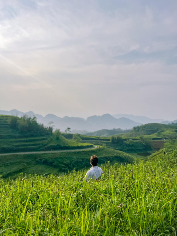 Với không gian yên tĩnh, hồ nước trong xanh và những hoạt động giải trí đơn giản nhưng ý nghĩa, hồ Sam Tạng chính là lựa chọn tuyệt vời để du khách "trốn nóng" và "nạp lại năng lượng" trong mùa hè này. Ảnh Chu Đức Giang