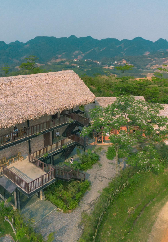 Dù có thể không được biết đến rộng rãi như những điểm du lịch nổi tiếng khác, nhưng vẻ đẹp hoang sơ và không khí trong lành của hồ Sam Tạng sẽ là trải nghiệm khó quên đối với những ai yêu thiên nhiên và tìm kiếm một không gian bình yên để thư giãn. Ảnh Chu Đức Giang