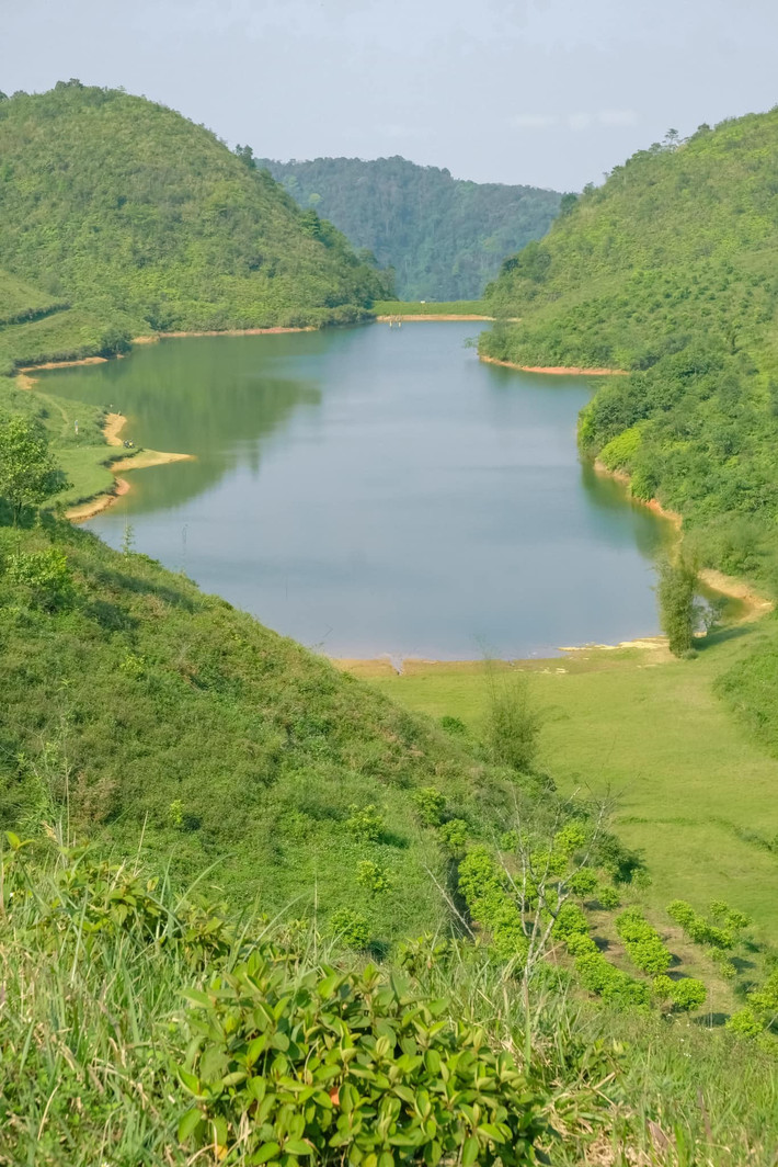 Với diện tích rộng lớn và mặt nước phẳng lặng, hồ Sam Tạng là nơi lý tưởng cho những ai muốn tắm mát, chèo thuyền kayak hoặc thử sức với môn thể thao sup. Du khách cũng có thể dạo quanh khu vực rừng nguyên sinh gần hồ, tận hưởng không khí trong lành, tham quan những loài cây cổ thụ và tìm hiểu về động thực vật đặc trưng của vùng đất này. Ảnh Chu Đức Giang