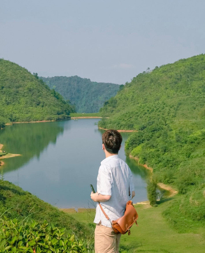 Đến hồ Sam Tạng, du khách không chỉ được thư giãn trong không gian xanh mát, mà còn có cơ hội trải nghiệm văn hóa bản địa. Gần hồ Sam Tạng là các bản làng của người Mường, nơi bạn có thể tham gia các hoạt động văn hóa, thưởng thức ẩm thực đặc sản như gà đồi nướng, cơm lam, rêu đá nướng, hay các món ăn truyền thống khác của người dân địa phương. Ảnh Chu Đức Giang